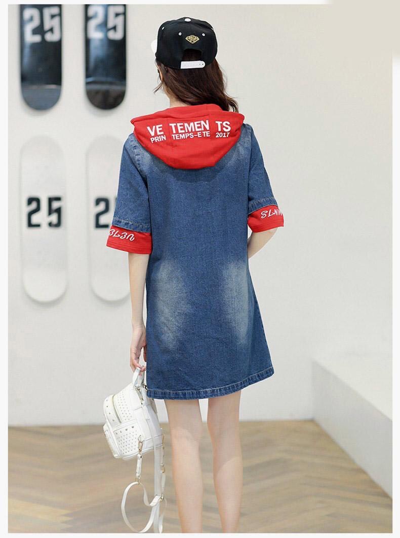 ĐẦM JEAN SUÔNG PHỐI NÓN ĐỎ IN CHỮ